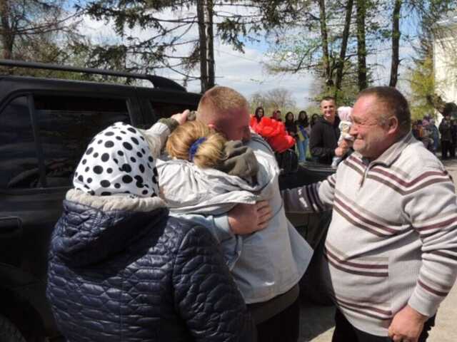 Зустрічали всім селом: мережу розчулили кадри повернення українського Героя з полону