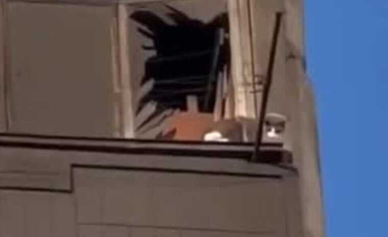 В Умані зі зруйнованого ракетним ударом будинку врятували котика: відео торкнулося мережі