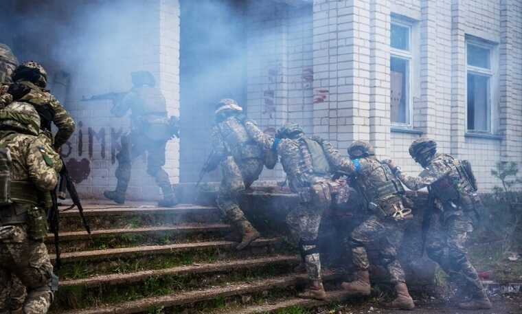 Вчаться виявляти ворожі позиції та вогневі точки: Наєв показав тактичну підготовку військових