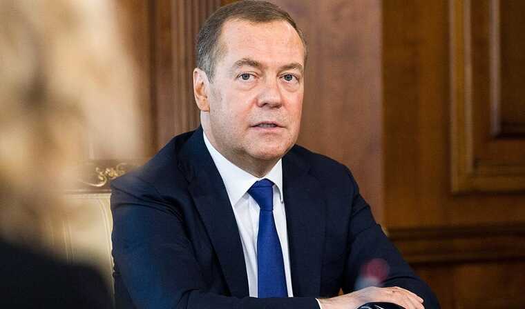 Медведєв знову захотів вбити Зеленського. В ОП висміяли його погрози