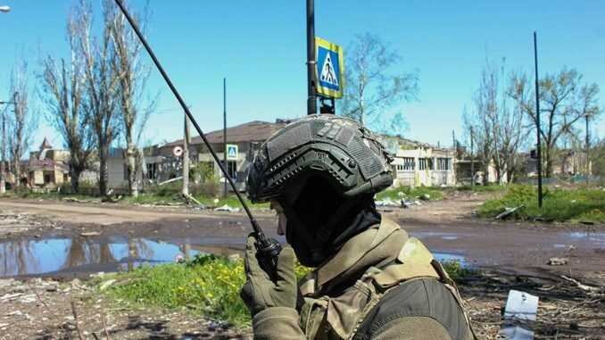 Оккупанты обстреляли группу полицейских, эвакуирующих жителей Бахмута: есть погибшая