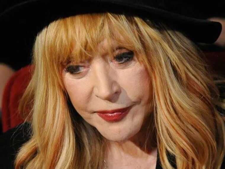 Пугачева на похоронах Юдашкина пожала руку Пескову, призвавшему "зачистить" Украину