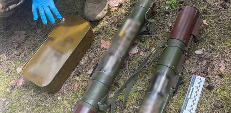 На Житомирщині працівник військкомату намагався продати гранатомети