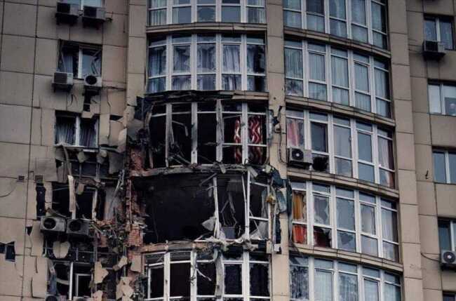 У мережі показали як виглядає багатоповерхівка після влучання уламків дронів