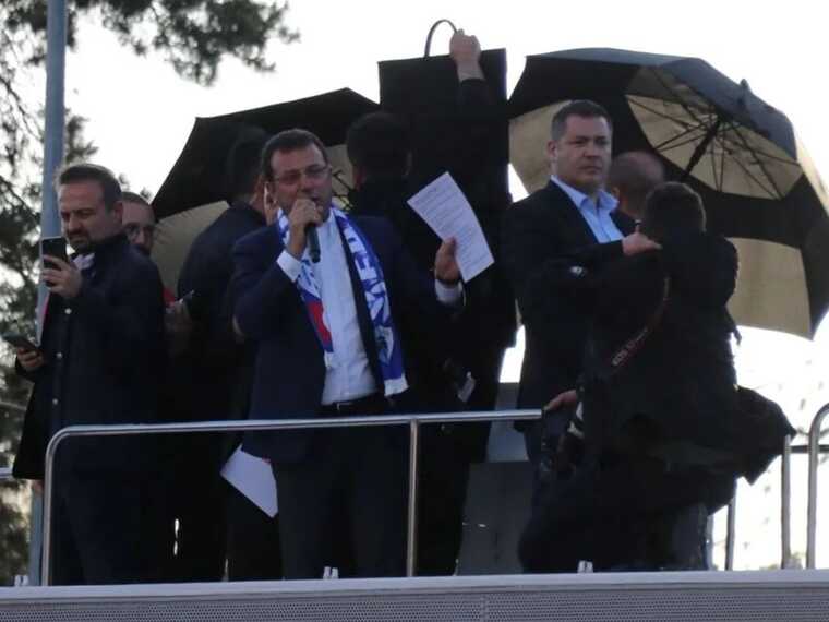 У Туреччині топкандидата від опозиції і його прихильників закидали камінням на мітингу