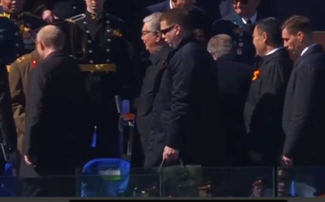 Путин прибыл на "парад Победы" с таинственным чемоданчиком