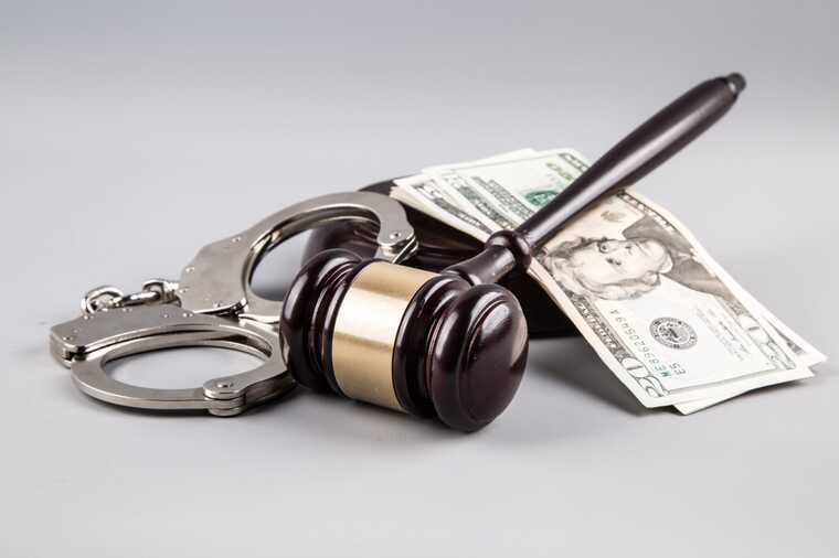 У Дніпрі податківця, затриманого на корупцію, поновинили на роботі