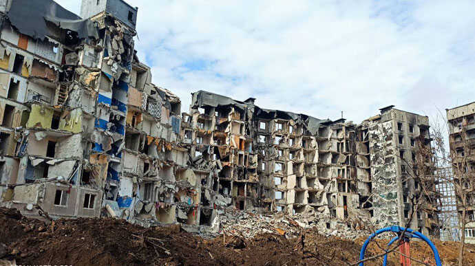 Чекають на ЗСУ: у Маріуполі на будівлі палацу культури вивісили український прапор