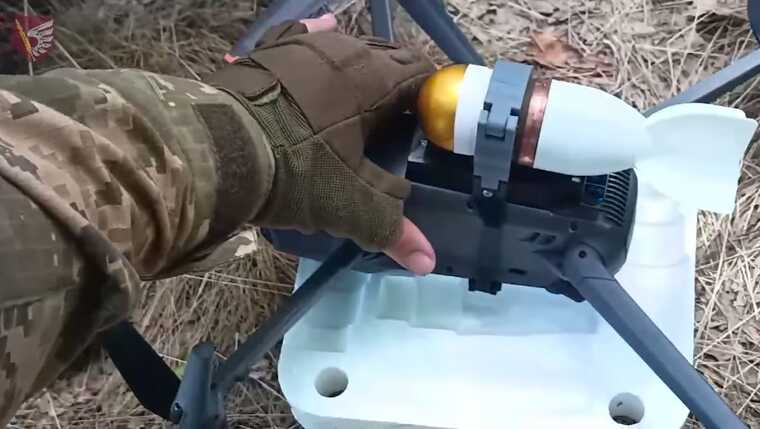 Операторы украинского дрона сбросили гранату во вражеский окоп