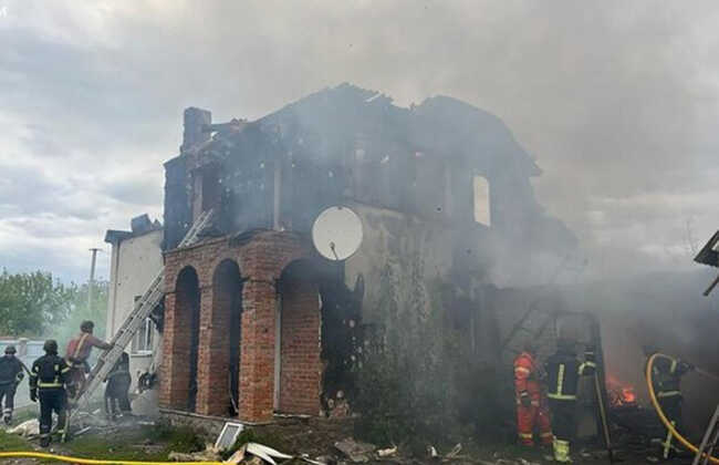 У Куп’янському районі через обстріл згоріли приватний будинок, гараж та господарська споруда