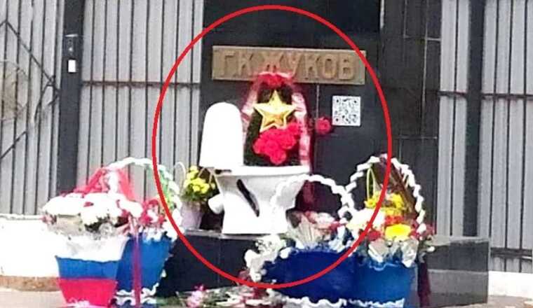 Возле памятника Жукову в Казахстане 9 мая установили унитаз
