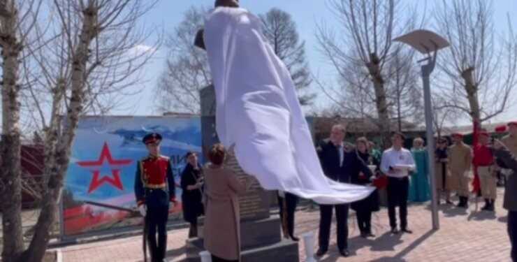 У Бурятії відкрили пам’ятник загиблому в Україні бійцю під музику з "Голодних ігор"