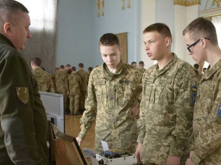 Безпілотники, тепловізори і залишки ракет: у Києві відкрилась виставка трофейного озброєння