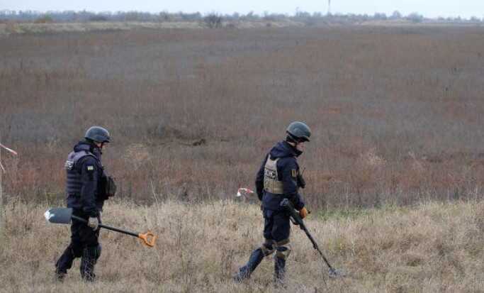 В Изюме мужчина наступил на российскую "лепесток": остался без ноги