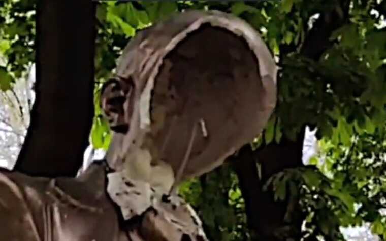 Декомунізація триває: в окупованому Маріуполі невідомі знищили монумент Леніна