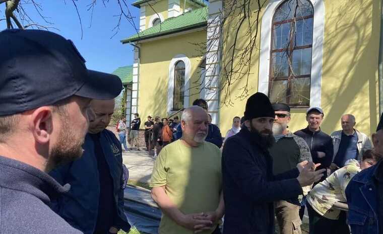 Под Киевом община перешла в ПЦУ: священник МПЦ вызвал следователей