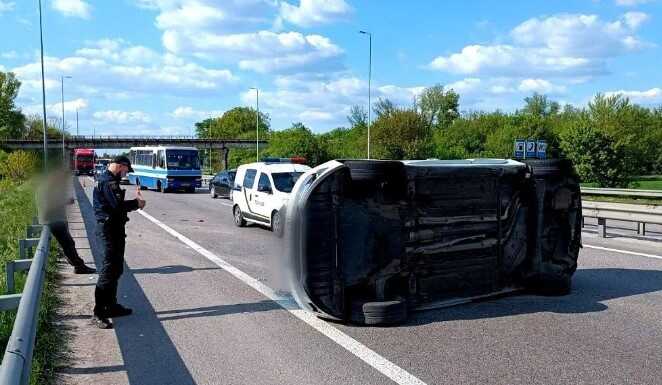 На Київщині сталась аварія за участю Renault: легковик перекинувся, до лікарні доправили дитину
