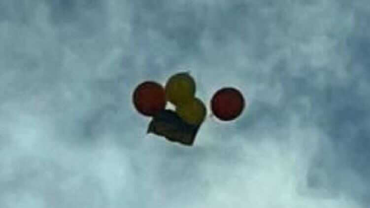 Над Червоною площею у Москві двоє таджиків запустили повітряні кулі із прапором України