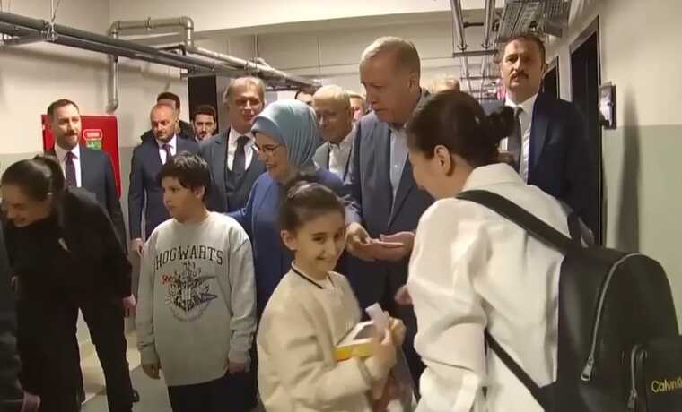 Ердоган роздав гроші дітям біля виборчої дільниці