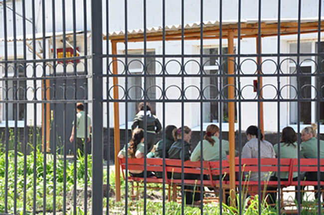 «Здохнуть — то здохнуть». Що роблять із українськими полоненими жінками в російських застінках у Валуйках