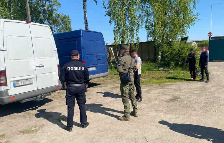 В Ровно уклонявшихся от военной службы нанимали водителями для выезда за границу