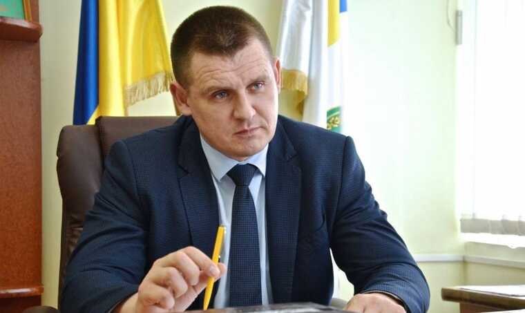 Ексголова податківців Миколаєва, який рік перебував за кордоном, намагається повернути посаду