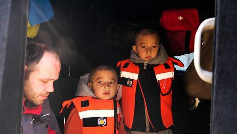 Жили біля лінії фронту під постійними обстрілами: з-під Авдіївки евакуювали двох маленьких близнюків