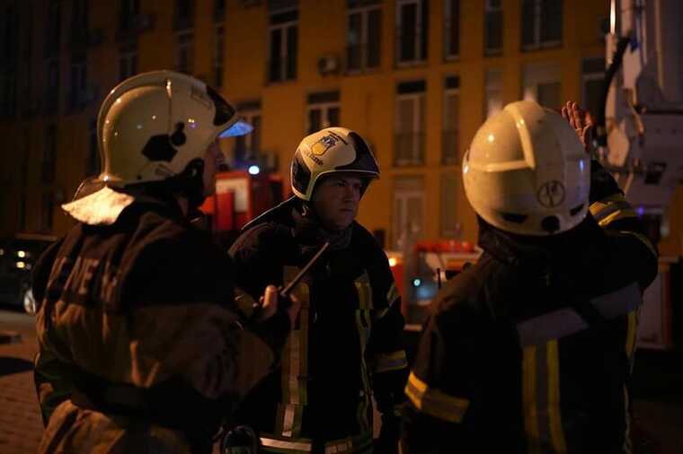 Ліквідація пожежі на даху столичної 9-поверхівки після падіння уламків ворожого дрона