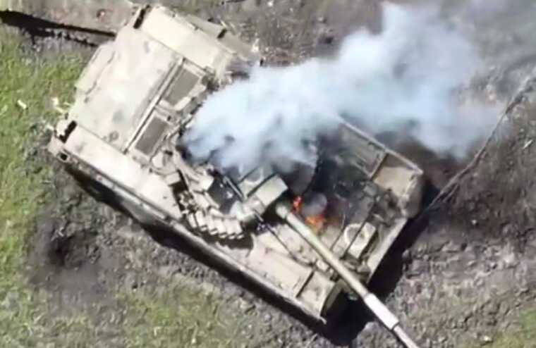 Оператор дрона скинув вибухівку точно в люк російського танка