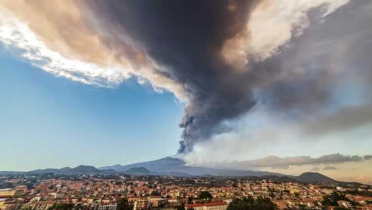 На Сицилії аеропорт Катанії призупинив роботу через виверження Етни