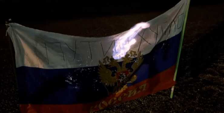 Привіт від партизанів: на пляжі у Маріуполі спалили прапор Росії