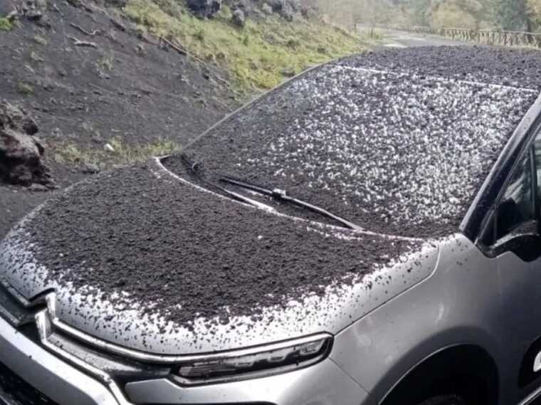 В Італії сталося виверження вулкана Етна, попіл засипав злітно-посадкові смуги