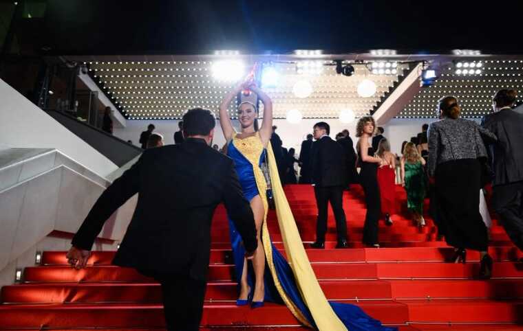 У Каннах грубо обійшлися з проукраїнською демонстранткою, яка облила себе штучною кровʼю