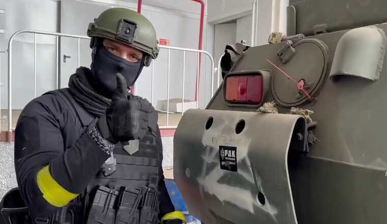 Бійці Російського добровольчого корпусу показали затрофеєний російський БТР