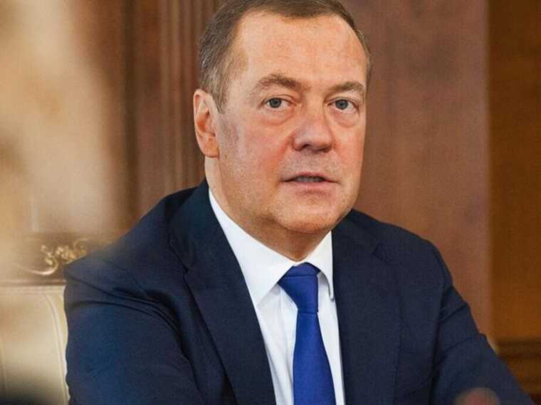 Медведєв нахабно видав, що США мають відшкодувати РФ руйнування Бахмута і Маріуполя