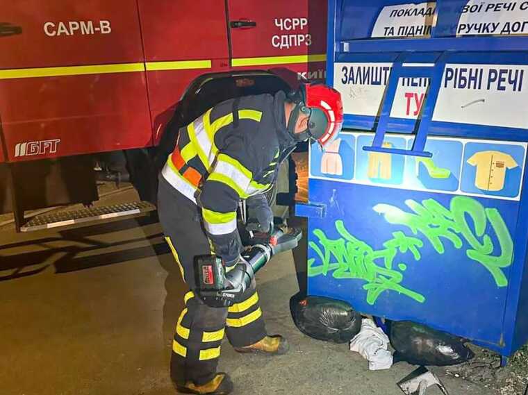 У Києві рятувальники допомогли підлітку, який застряг у контейнері для збору речей