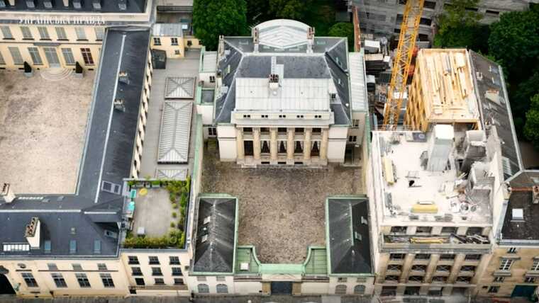 Олігарх-втікач Жеваго придбав історичну будівлю у центрі Парижа