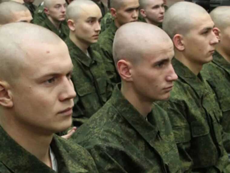 Госдума закручивает гайки: в России у призывников будут изымать загранпаспорта