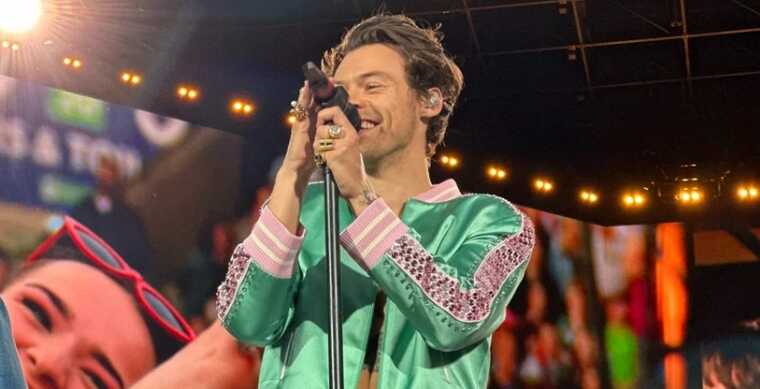Гаррі Стайлз на сцені підняв український прапор: зал "вибухнув" оваціями і криками