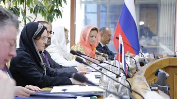 Глава Центробанку Росії перед офіційною зустріччю в Ірані одягла хіджаб