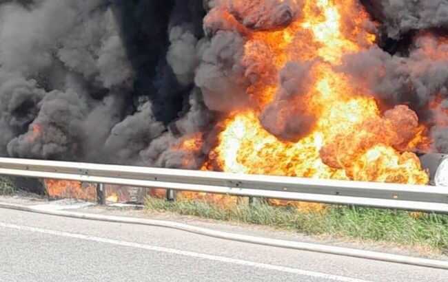 На трасі під Києвом масштабна пожежа