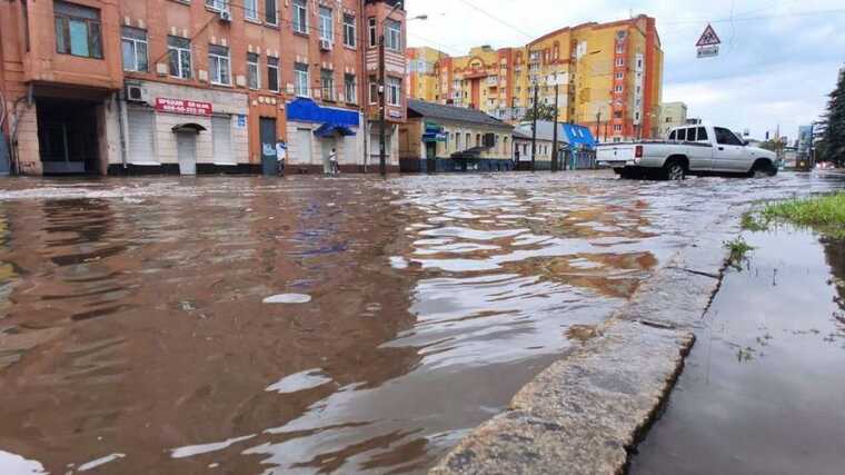 У Харкові після сильної зливи затопило кілька вулиць