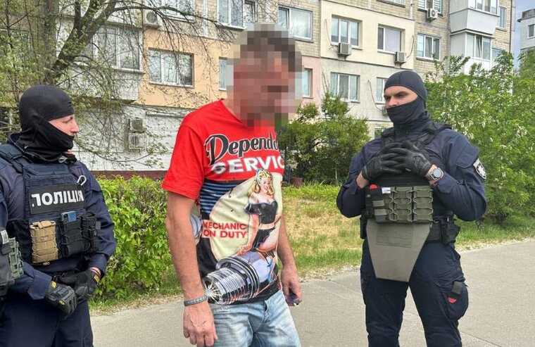 В Киеве задержали мужчину, пытавшегося развратить школьницу