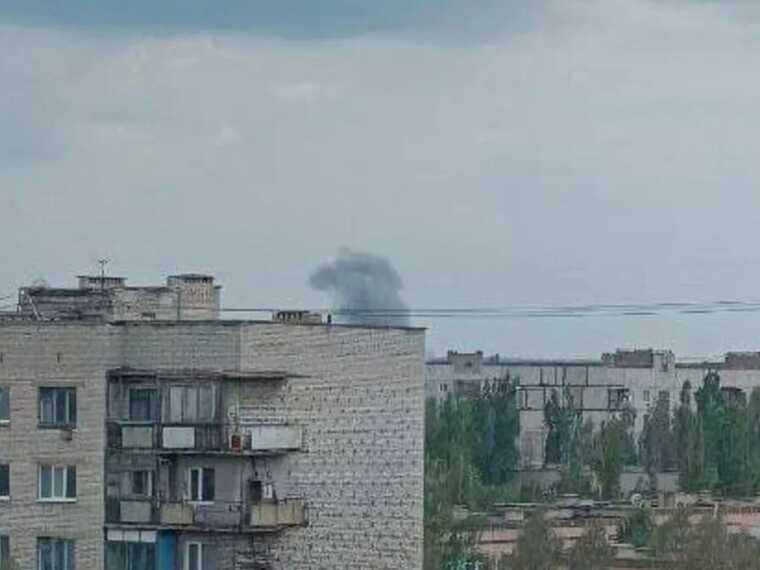 Под оккупированной Кадиевкой прогремели взрывы и поднялся дым