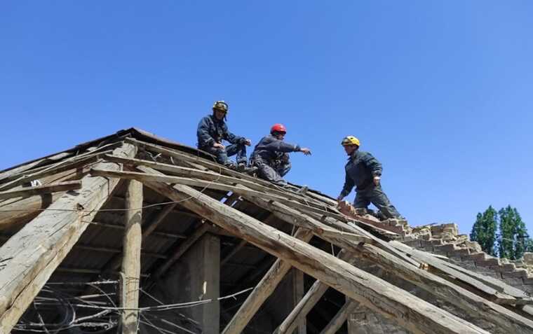 Київські рятувальники розбирають аварійні конструкції на даху пошкодженої багатоповерхівки