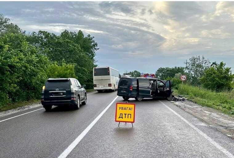 На трассе Одесса-Рени легковушка влетела в микроавтобус: водитель погиб, много пострадавших