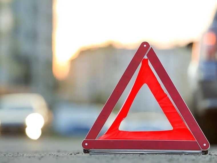 В Киеве в результате ДТП у легковушки вырвало двигатель: есть пострадавший