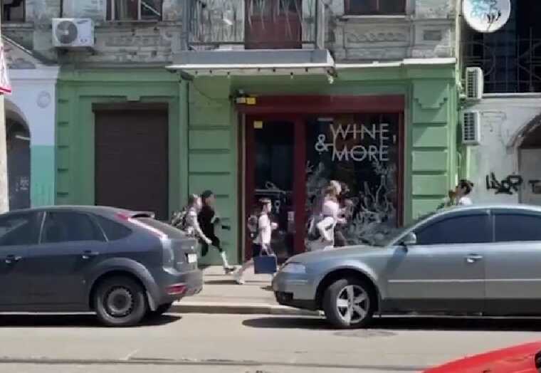 Налякані діти біжать київською вулицею до бомбосховища під звуки вибухів