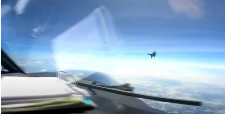 Китайський винищувач здійнсив "агресивний" маневр перед носом літака-розвідника США