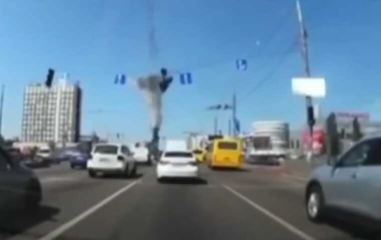 У мережі з’явилось шокуюче відео падіння уламків ракети біля маршрутки в Києві